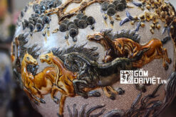 Bình hút tài lộc bát mã truy phong đắp nổi men rạn