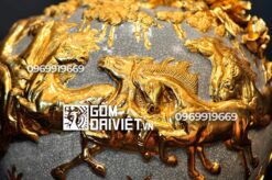 Bình hút tài lộc bát mã truy phong mã đáo thành công đắp nổi dát vàng men rạn cổ