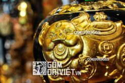 bình hút tài lộc đắp nổi heo dát vàng 24K màu đen