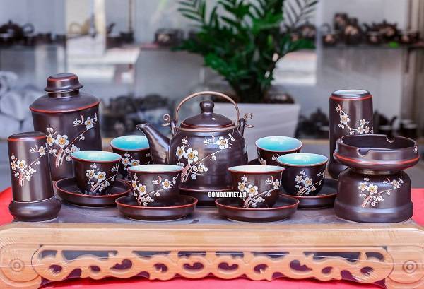 Bộ ấm chén bát tràng được trang trí độc đáo