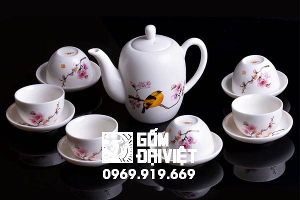 Bộ ấm chén hoa đào được thiết kế hết sức tinh tế