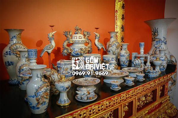 Đặt lọ lộc bình Bát Tràng trên bàn thờ thế nào?