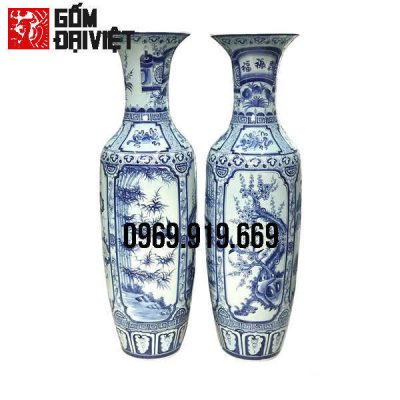 Lộc bình men lam Bát Tràng có màu sáng bóng, họa tiết vẽ tinh xảo