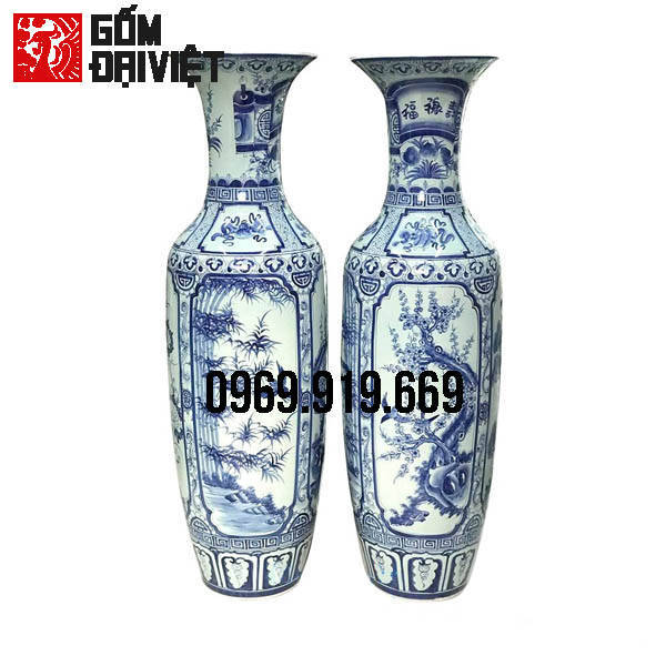 Lộc bình men lam Bát Tràng có màu sáng bóng, họa tiết vẽ tinh xảo