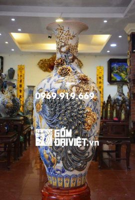 Lộc bình men rạn họa tiết đắp nổi mang ý nghĩa tích hút tài lộc