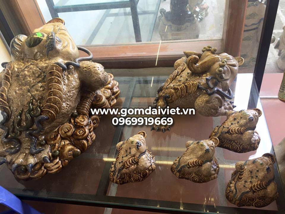 Đặt ông cóc ngậm tiền trên bàn thờ Thần tài
