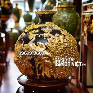 Bình hút tài lộc chim công men đen ngọc dát vàng