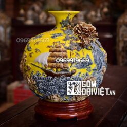 Bình hút tài lộc thuận buồm xuôi gió đắp nổi màu vàng 35cm