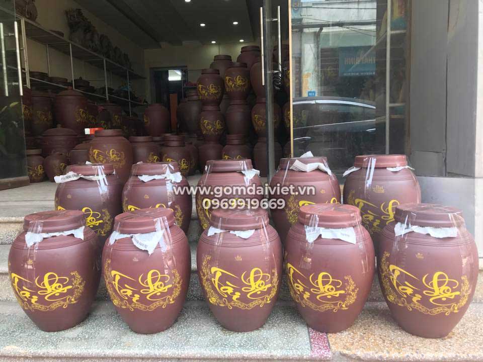 Bảo quản rượu gấc bằng chum sành Bát Tràng