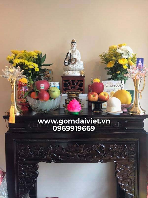 Trang trí bàn thờ Phật bà Quan Âm tại nhà giúp tăng cường sự linh thiêng, tạo không gian cực kỳ tuyệt vời để cầu nguyện và tâm linh cho nhà. Các đồ trang trí với hình ảnh Quan Âm được đặt kỹ lưỡng và săn sóc tạo nên sự bình yên, tịnh tâm trong nhà của mỗi gia đình.
