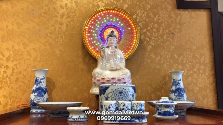 Chỉ cần trang trí bàn thờ Phật Quan Âm bồ tát đơn giản một cách phù hợp với phong thủy, bạn sẽ mang đến một không khí yên bình và sự tôn trọng cho nhà và gia đình của bạn. Hãy xem hình ảnh liên quan để lấy ý tưởng cho trang trí bàn thờ Phật Quan Âm bồ tát của bạn.