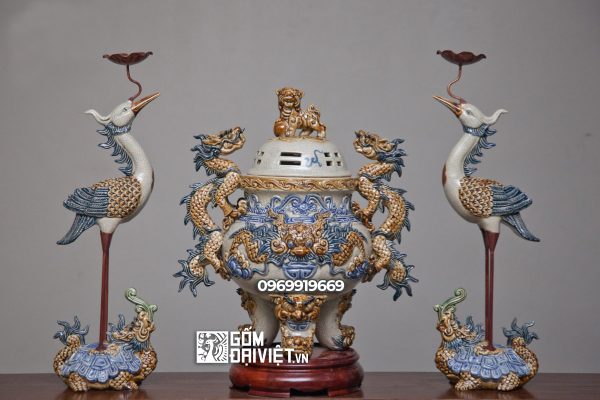 Bộ tam sự bằng gốm đắp nổi