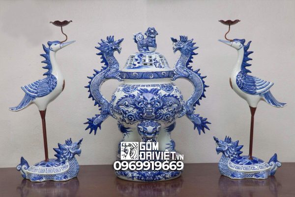 Bộ tam sự men lam bằng gốm