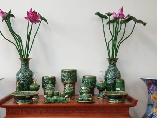 Cách đặt lọ lộc bình trên ban thờ