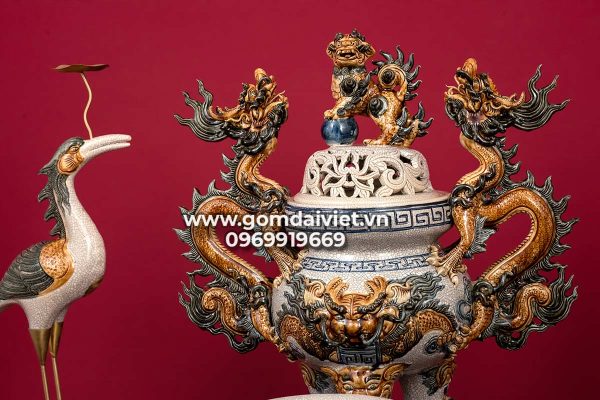 Lư hương đỉnh hạc đắp nổi
