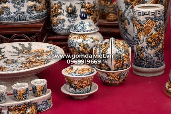 bàn thờ gia tiên của người Việt luôn phải có đầy đủ những vật phẩm
