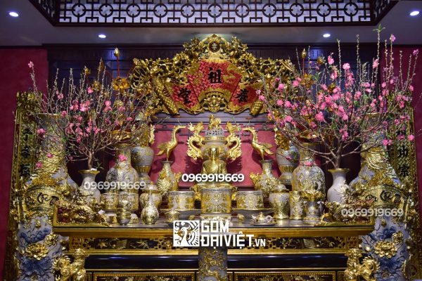 Thắp hương như báo cáo trình bày với tổ tiên