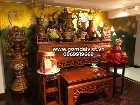 thắp nén hương thẳng thắn đồng thời cắm sâu, chắc vào bát hương