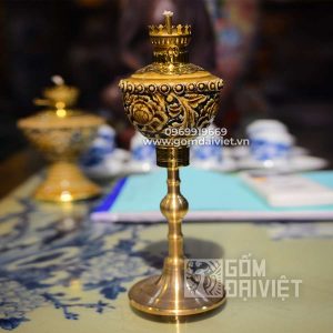 Đèn dầu bàn thờ đắp nổi hoa phù dung chân đồng 27cm