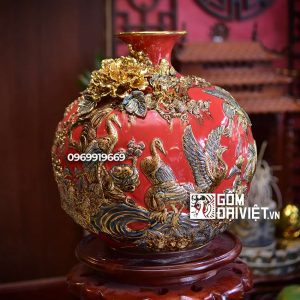 Bình hút tài lộc tùng hạc diên niên màu đỏ vẽ vàng 35cm