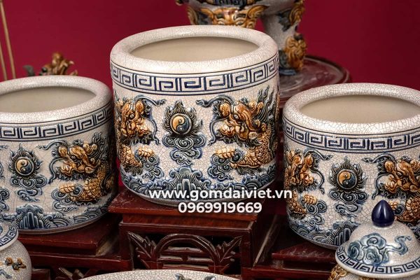 Tiến hành vệ sinh bát hương và tượng thờ