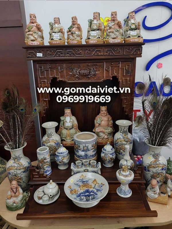 Quy trình thay bát hương cũ nhanh hơn so với việc lập bát hương, bàn thờ Thần tài mới