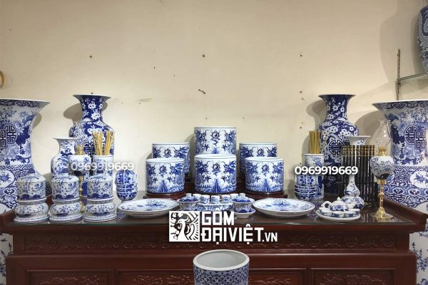 Cần chọn kỹ vị trí bàn thờ trong nhà có cầu thang