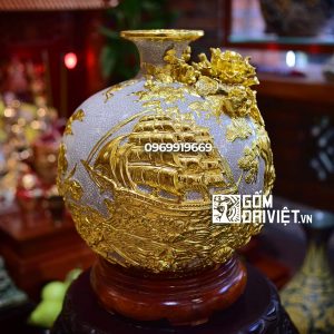 Bình hút tài lộc thuận buồm xuôi gió men rạn đắp nổi dát vàng 30cm