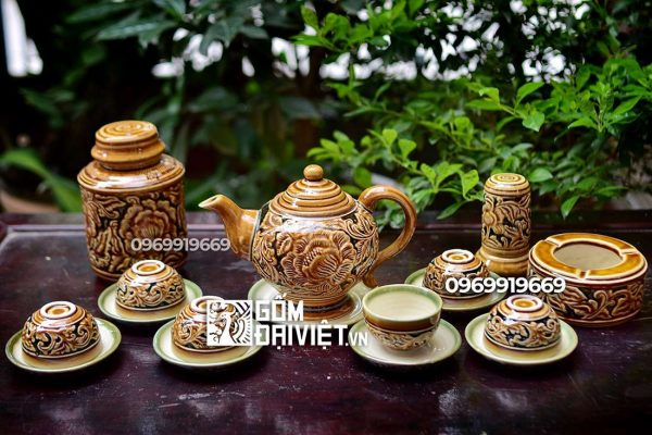 Ấm chén khắc nổi quà tặng sếp lên chức