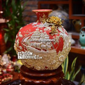 Bình hút tài lộc thuận buồm xuôi gió nền trắng men đỏ vẽ vàng 35cm