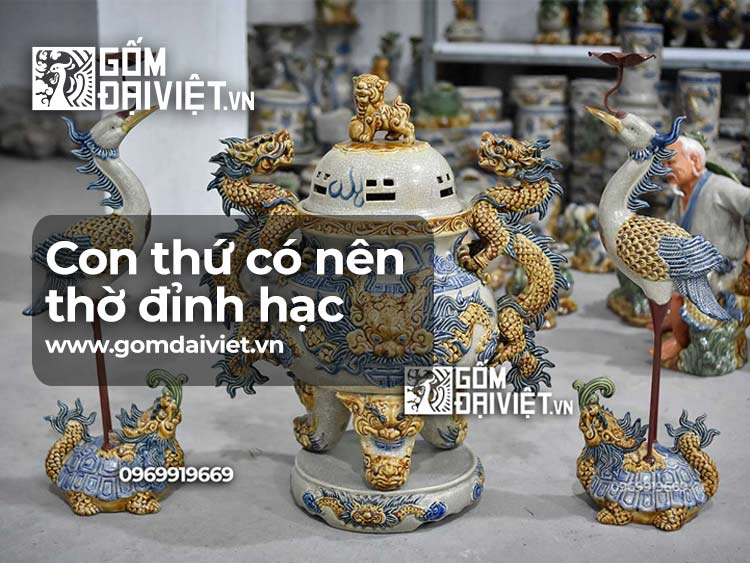 Con thứ có nên thờ hạc và đỉnh trên bàn thờ gia tiên được không ?