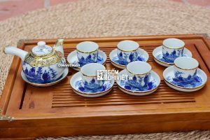 Ấm chén men lam cổ bọc đồng Trúc Lâm Thất Hiền quai ngang