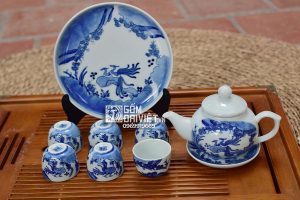 Bộ ấm chén men lam cổ vẽ tích Hạc Rập dáng quả hồng