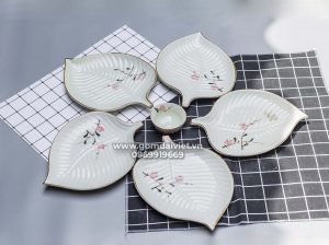 Set 5 đĩa lá trầu men kem vẽ hoa đào hồng xếp cánh hoa