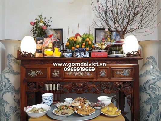 Bàn thờ gia tiên truyền thống thờ cúng tốt đẹp của người Việt